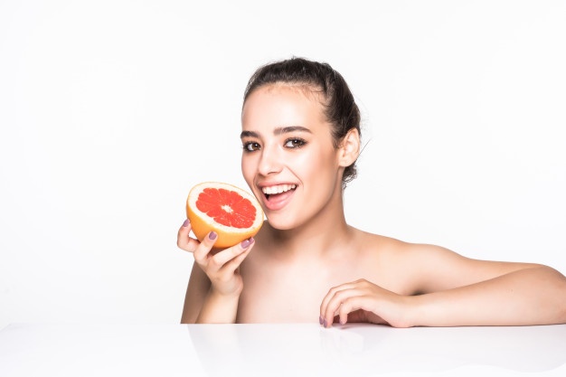 woman-holding-grapefruit_231208-2523