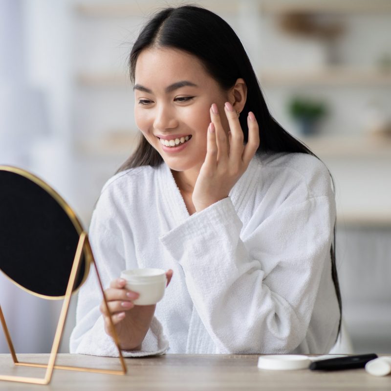 Cara Menghilangkan Noda Hitam di Wajah dengan Perawatan Khusus